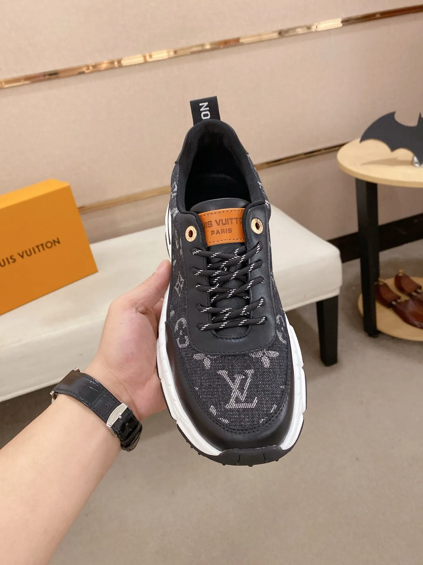 Men's shoes💰 442💰Louis Vuitton (Louis Vuitton/LV) top 🔍🔍 new models are on sale at the same time, the upper 🇮🇹 imported Italian first-layer cowhide, fully imported breathable mesh lining 💪💪, completely 1⃣️compared 1⃣️Reproduction🇮🇹💪💪, ⚠Sole: The original sole is specially provided by the original factory, the exclusive movable molded sole is super comfortable, ⚠Original factory follow-up goods, 🔍🔍high quality, you can enter and leave the counter at will, welcome to compare⚠. Code number: 38-44. Can be customized for 45 non-refundable!